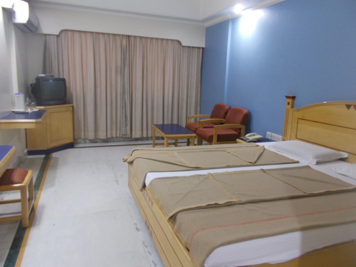 Modern Hotel Bangalore Eksteriør bilde
